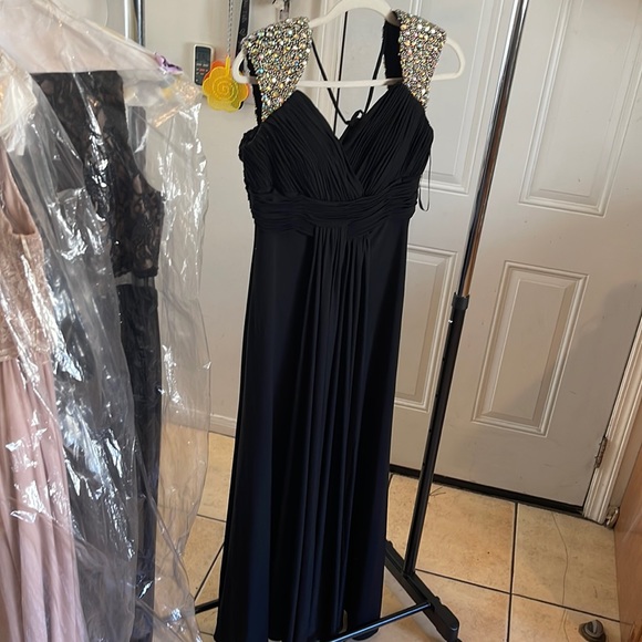 Elegant black dress - Picture 1 of 3